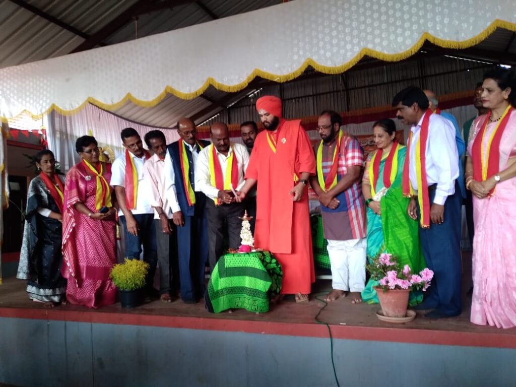 ನಾವೆಲ್ಲೇ ಇದ್ದರೂ ಮಾತೃ ಭಾಷೆಗೆ ಆದ್ಯತೆ ಇರಲಿ ಕನ್ನಡಸಿರಿ ಸ್ನೇಹಬಳಗದ ಕಾರ್ಯಕ್ಮದಲ್ಲಿ – ವಿರಕ್ತ ಮಠಾದೀಶ, ನಿಶ್ಚಲ ನಿರಂಜನ ದೇಶಿಕೇಂದ್ರ ಸ್ವಾಮೀಜಿ. ನಾವೆಲ್ಲೇ ಇದ್ದರೂ ಮಾತೃ ಭಾಷೆಗೆ ಆದ್ಯತೆ ಇರಲಿ ಕನ್ನಡಸಿರಿ ಸ್ನೇಹಬಳಗದ ಕಾರ್ಯಕ್ಮದಲ್ಲಿ – ವಿರಕ್ತ ಮಠಾದೀಶ, ನಿಶ್ಚಲ ನಿರಂಜನ ದೇಶಿಕೇಂದ್ರ ಸ್ವಾಮೀಜಿ.