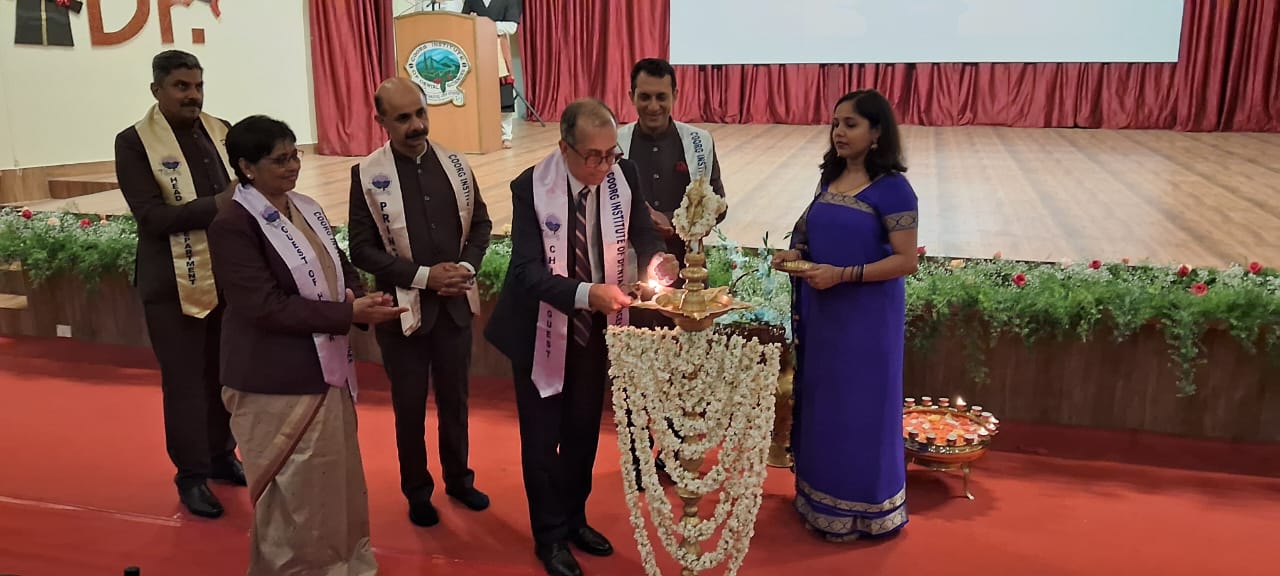 ದಂತ ಚಿಕಿತ್ಸಾ ಕ್ರಮಗಳೊಂದಿಗೆ ಪ್ರಸ್ತುತ ಸಮಾಜಕ್ಕೆ ಹೊಸ ಅವಿಸ್ಕಾರಗಳನ್ನು ಪರಿಚಯಿಸಬೇಕು. ಕೊಡಗು ದಂತ  ವೈದ್ಯಕೀಯ ಮಹಾವಿದ್ಯಾಲಯದ 25ನೇ ಪದವಿ ಪ್ರಧಾನ ಸಮಾರಂಭದಲ್ಲಿ: ವಿನೋದ್‌ ನಂಬಿಯರ್ ಅಭಿಮತ