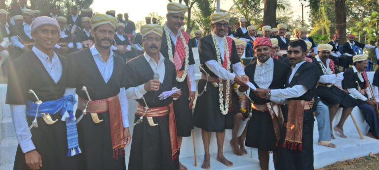 ಅಂದೋಡೆ ನಡ್ಂದ ಪ್ಯಾಟೆರ ಪಕ್ಕತ, ಆರಾಯಿರ ನಾಡ್ ಪೂಮಾಲೆ ಮಂದ್‌.    
