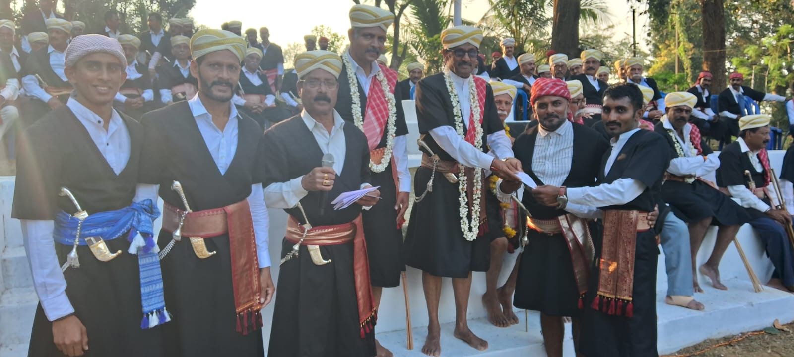 ಅಂದೋಡೆ ನಡ್ಂದ ಪ್ಯಾಟೆರ ಪಕ್ಕತ, ಆರಾಯಿರ ನಾಡ್ ಪೂಮಾಲೆ ಮಂದ್‌.    