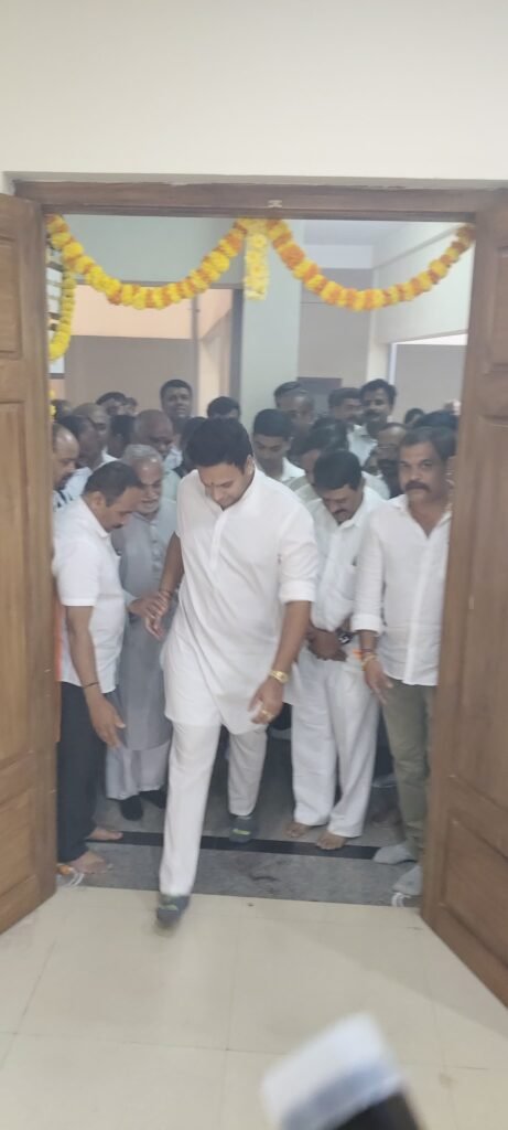 ಕೊಡಗಿನ ಸರ್ವತೋಮುಖ ಅಬಿವೃದ್ದಿಗೆ ಕಟಿಬದ್ದನಾಗಿದ್ದು, ಸಾರ್ವಜನಿಕರು ನೇರವಾಗಿ ನಮ್ಮ ಕಛೇರಿಯನ್ನು ಸಂಪರ್ಕಿಸಿ: ಮಡಿಕೇರಿಯಲ್ಲಿ ನೂತನ ಕಛೇರಿಗೆ ಪಾದಾರ್ಪಣೆ ಮಾಡಿದ ಸಂಸದ, ಯಧುವೀರ್‌ ಒಡೆಯರ್‌ ಕರೆ…