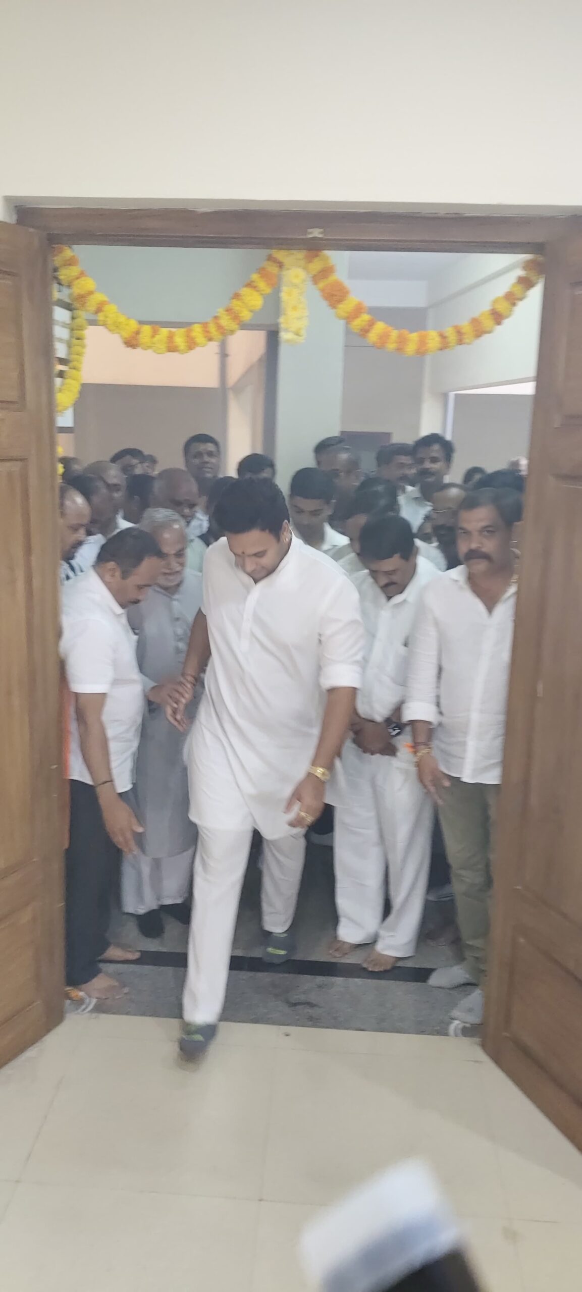 ಕೊಡಗಿನ ಸರ್ವತೋಮುಖ ಅಬಿವೃದ್ದಿಗೆ ಕಟಿಬದ್ದನಾಗಿದ್ದು, ಸಾರ್ವಜನಿಕರು ನೇರವಾಗಿ ನಮ್ಮ ಕಛೇರಿಯನ್ನು ಸಂಪರ್ಕಿಸಿ: ಮಡಿಕೇರಿಯಲ್ಲಿ ನೂತನ ಕಛೇರಿಗೆ ಪಾದಾರ್ಪಣೆ ಮಾಡಿದ ಸಂಸದ, ಯಧುವೀರ್‌ ಒಡೆಯರ್‌ ಕರೆ…