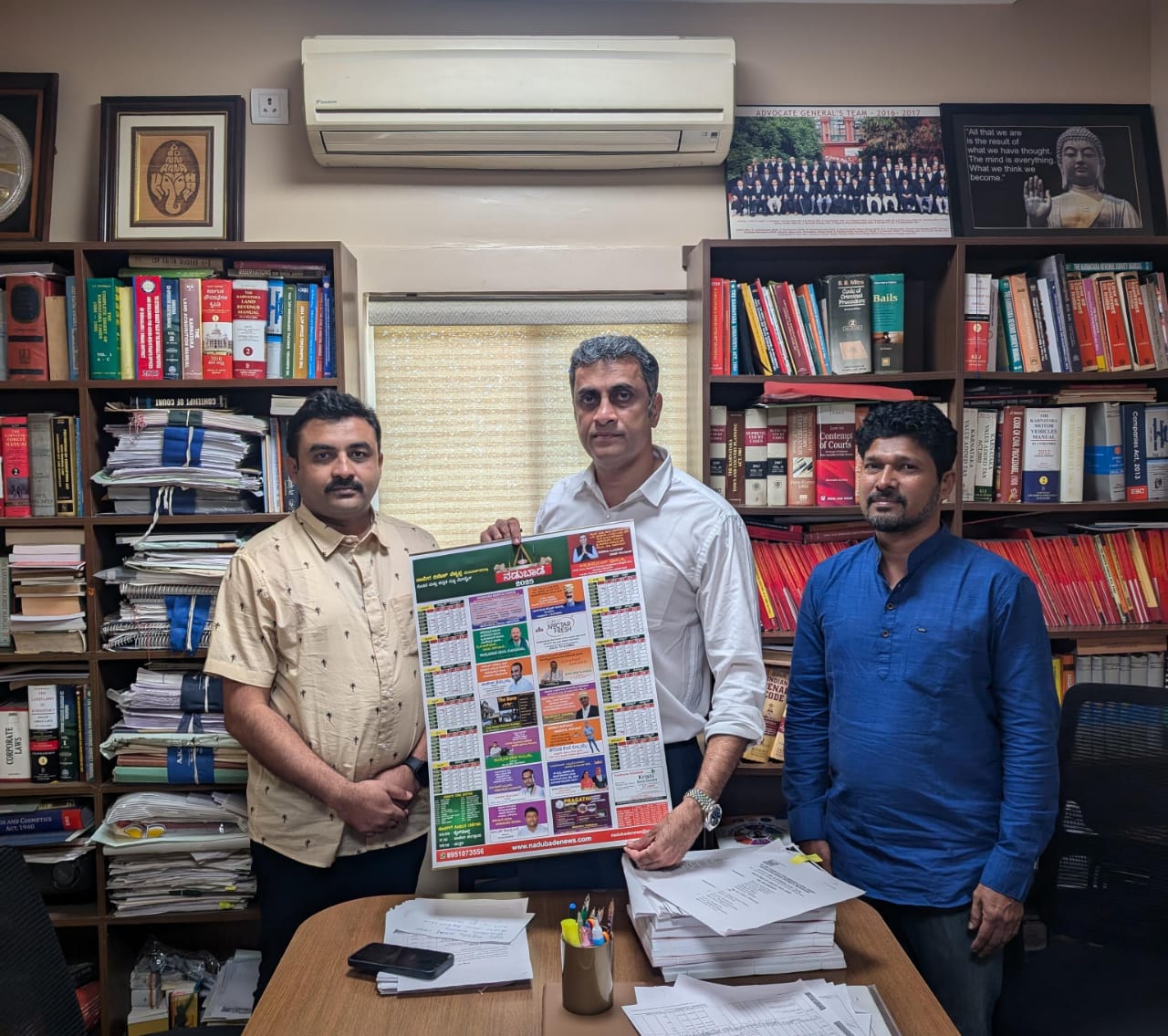 ನಡುಬಾಡೆ ದ್ವಿಭಾಷಾ ಕ್ಯಾಲೆಂಡರ್‌ ಅನಾವರಣ ಮಾಡಿದ, ಎಲ್.ಎ.ಸಿ. & ಶಾಸಕ ಅಜ್ಜಿಕುಟ್ಟಿರ ಪೊನ್ನಣ್ಣ