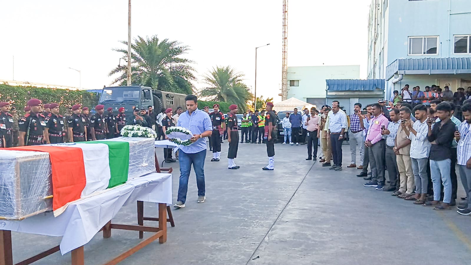 ಹುತಾತ್ಮ ಯೋಧ  ದಿವೀನ್‌ ಪಾರ್ಥಿವ ಶರೀರ ಬರಮಾಡಿಕೊಂಡ ಸಂಸದ, ಯಧುವೀರ್‌ ಒಡೆಯರ್