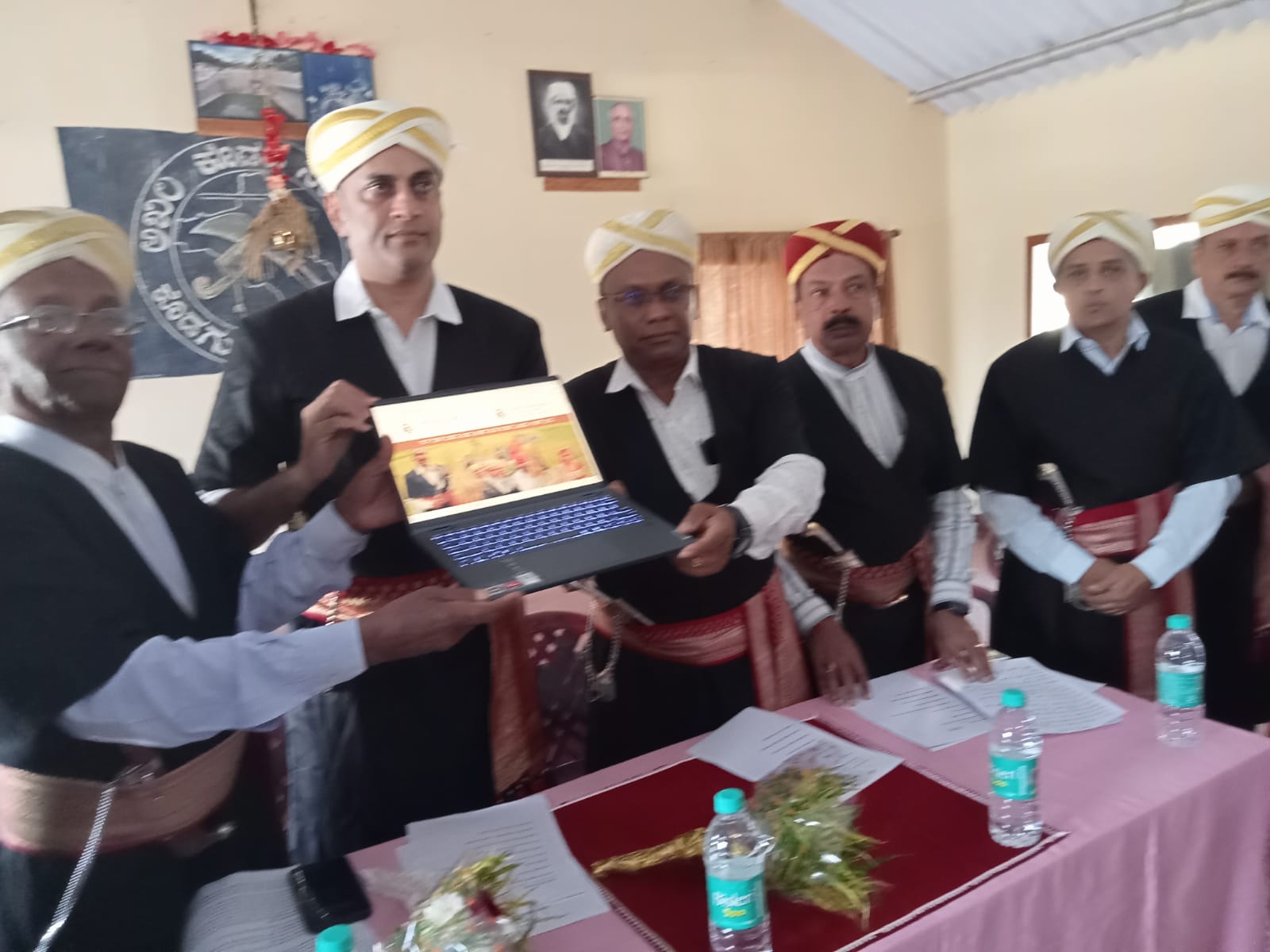 ಒಕ್ಕಡ ಒಕ್ಕಟ್ಟ್‌, ತಕ್ಕಾಮೆರ ತಾಕತ್ತ್‌ರ ಅಡಿಲ್‌ ಬೊಳಿ ಕಂಡ ಅಖಿಲ ಕೊಡವ ಸಮಾಜ ವೆಬ್‌ಸೈಟ್…‌