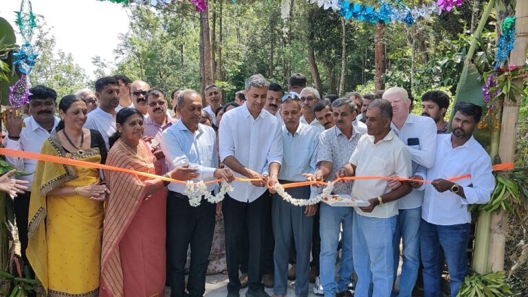 25ಲಕ್ಷದಲ್ಲಿ ನಿರ್ಮಿಸಿದ, ಕರಡ ಮಲೆತಿರಿಕೆ ದೇವಳ ರಸ್ತೆ ಉದ್ಘಾಟಿಸಿದ ಶಾಸಕ ಅಜ್ಜಿಕುಟ್ಟಿರ ಪೊನ್ನಣ್ಣ