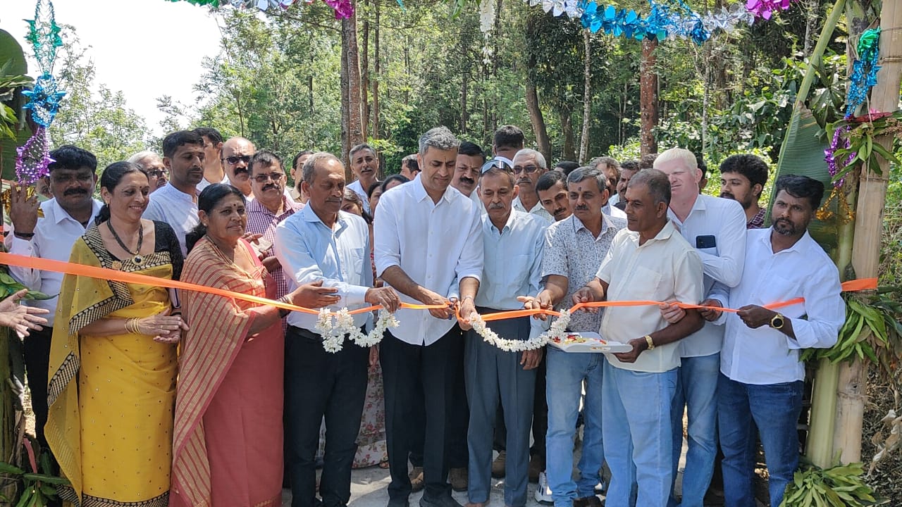 25ಲಕ್ಷದಲ್ಲಿ ನಿರ್ಮಿಸಿದ, ಕರಡ ಮಲೆತಿರಿಕೆ ದೇವಳ ರಸ್ತೆ ಉದ್ಘಾಟಿಸಿದ ಶಾಸಕ ಅಜ್ಜಿಕುಟ್ಟಿರ ಪೊನ್ನಣ್ಣ