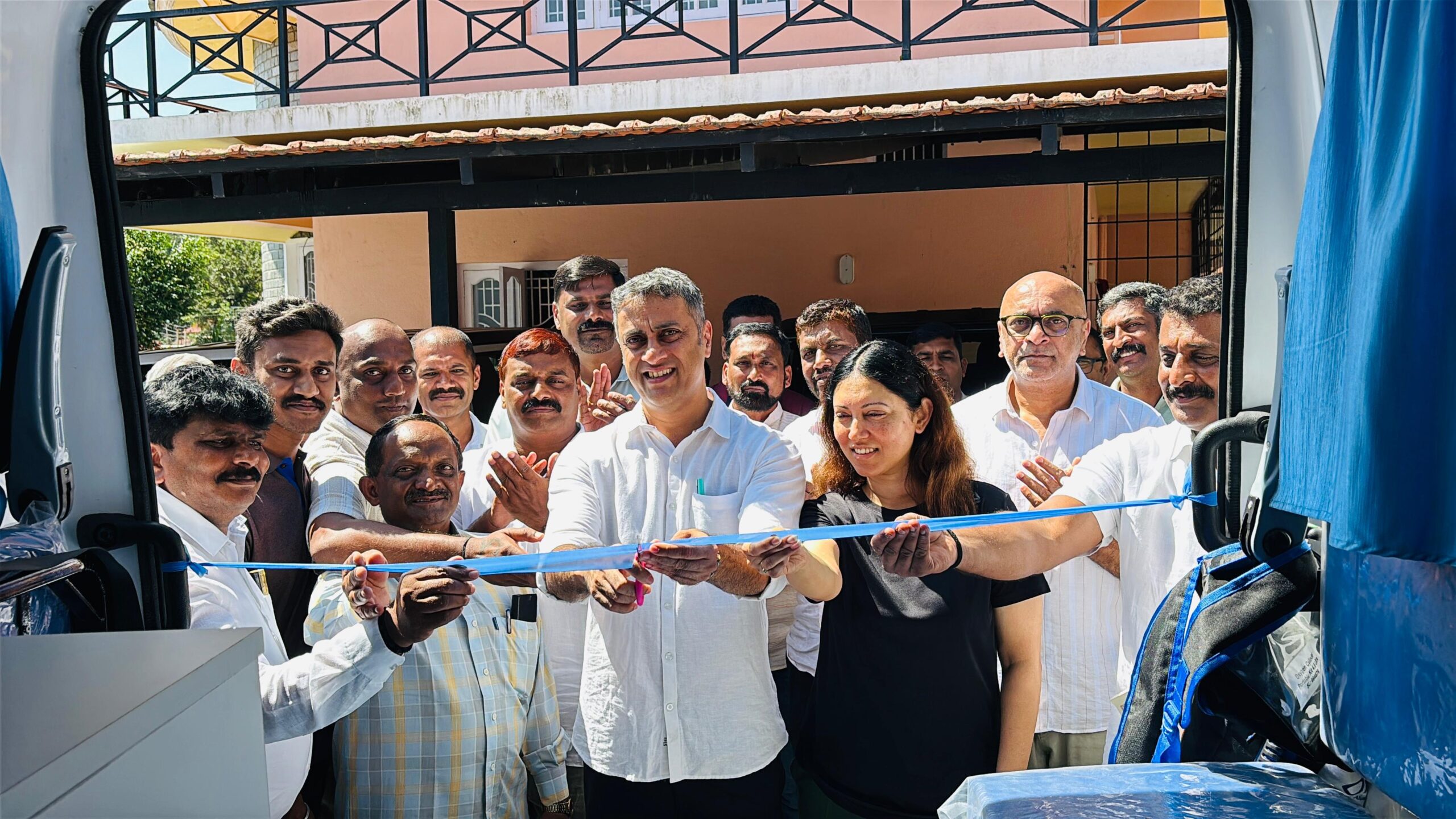 ಟ್ರಾನ್ಸ್‌ಫಾರ್ಮಿಂಗ್  ಟುಮಾರೋ ಫೌಂಡೇಶನ್  ಸಂಚಾರಿ ಮೊಬೈಲ್ ಘಟಕ ಲೋಕಾರ್ಪಣೆಗೊಳಿಸಿದ ಎಲ್. ಎ.ಸಿ. ಅಜ್ಜಿಕುಟ್ಟಿರ ಎಸ್ ಪೊನ್ನಣ್ಣ…  