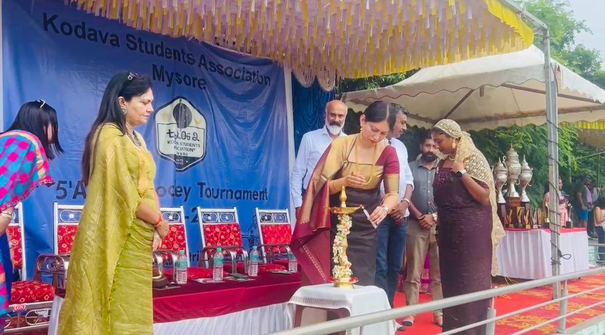 ಕಳಿರ ಕೂಡೆ ಬಾಳ್‌ರ ಬಟ್ಟೆಕೂ ಒತ್ತ್‌ ಕೊಡಿ : ಮೈಸೂರ್‌ ಮಕ್ಕಡ ಹಾಕಿನಮ್ಮೆಲ್‌  ಬಾಳೆಯಡ ಕರುಣ್‌ ಕಾಳಪ್ಪ