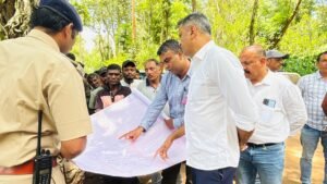 ನಾಗರಹೊಳೆ ಅತ್ತೂರು ಕೊಲ್ಲಿಯಲ್ಲಿ ಅಧಿಕಾರಿಗಳ ಜೊತೆ ಸಮಾಲೋಚನೆ ನಡೆಸಿದ ಎಲ್. ಎ. ಸಿ ಅಜ್ಜಿಕುಟ್ಟಿರ ಎಸ್ ಪೊನ್ನಣ್ಣ… ನಾಗರಹೊಳೆ ಅತ್ತೂರು ಕೊಲ್ಲಿಯಲ್ಲಿ ಅಧಿಕಾರಿಗಳ ಜೊತೆ ಸಮಾಲೋಚನೆ ನಡೆಸಿದ ಎಲ್. ಎ. ಸಿ ಅಜ್ಜಿಕುಟ್ಟಿರ ಎಸ್ ಪೊನ್ನಣ್ಣ…