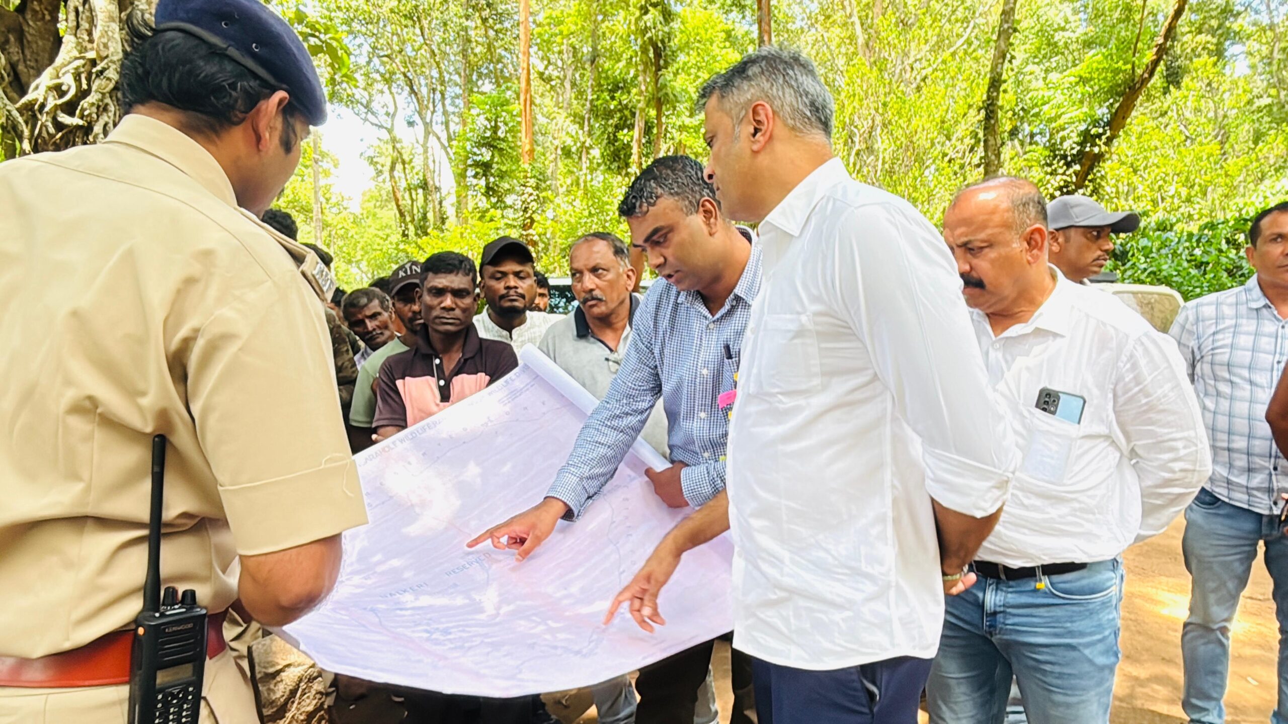 ನಾಗರಹೊಳೆ ಅತ್ತೂರು ಕೊಲ್ಲಿಯಲ್ಲಿ ಅಧಿಕಾರಿಗಳ ಜೊತೆ ಸಮಾಲೋಚನೆ ನಡೆಸಿದ ಎಲ್. ಎ. ಸಿ ಅಜ್ಜಿಕುಟ್ಟಿರ ಎಸ್ ಪೊನ್ನಣ್ಣ…  