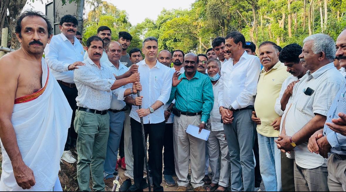 ಮಡಿಕೇರಿ ಭಾಗಮಂಡಲ ರಸ್ತೆ ಅಭಿವೃದ್ಧಿ ಕಾಮಗಾರಿಗೆ ಚಾಲನೆ ನೀಡಿದ ಎಲ್.ಎ.ಸಿ ಅಜ್ಜಿಕುಟ್ಟಿರ ಎಸ್ ಪೊನ್ನಣ್ಣ…