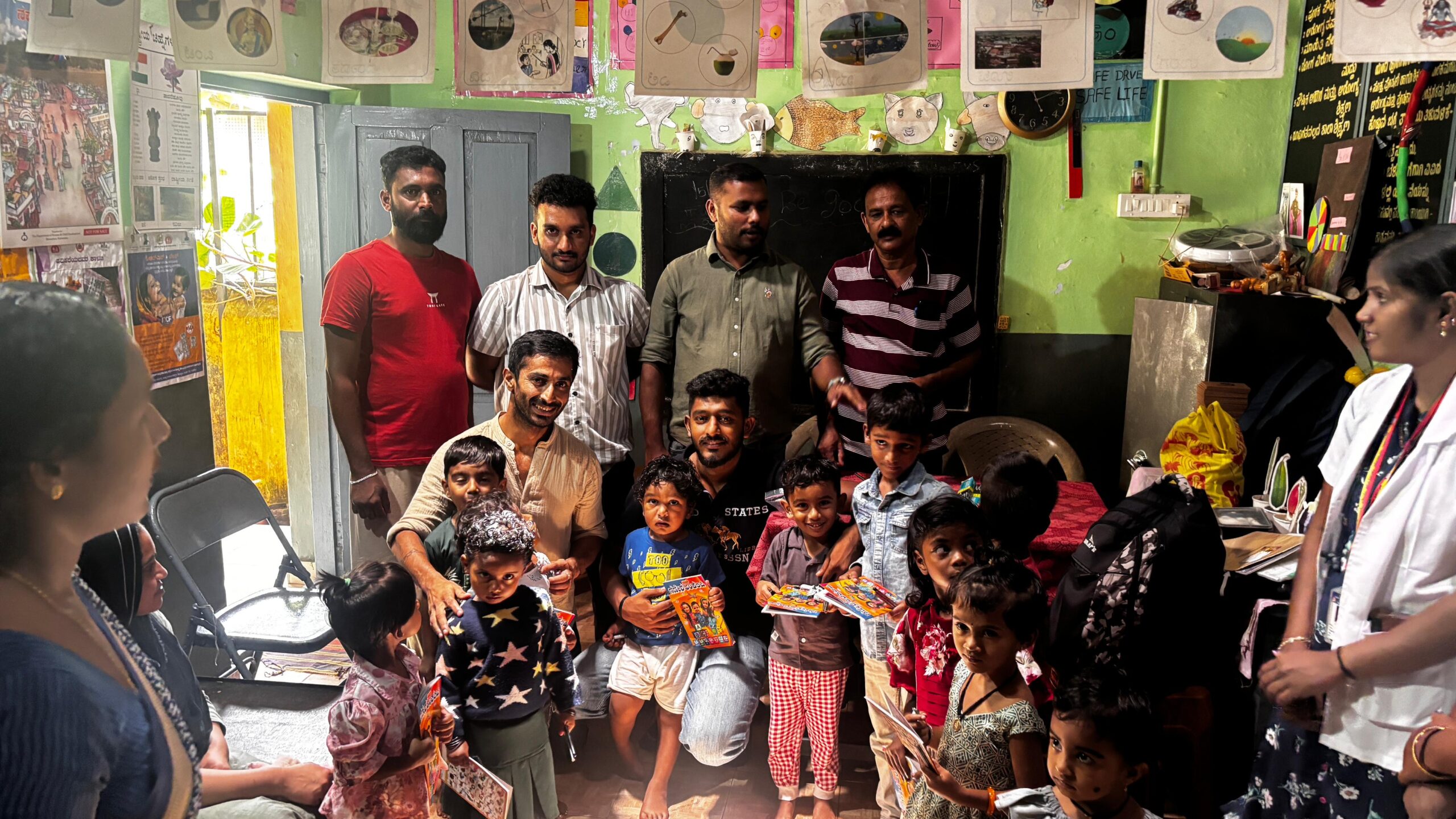 ರಾಹುಲ್‌ ಗಾಂಧಿ ಹುಟ್ಟಹಬ್ಬ ಪ್ರಯುಕ್ತ ಕಲಿಕಾ ಸಾಮಗ್ರಿ ವಿತರಣೆ