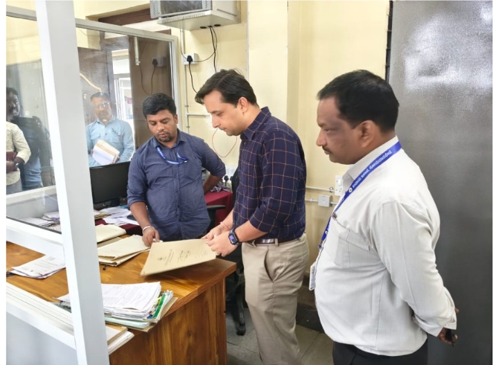 ಸೋಮವಾರಪೇಟೆ ತಹಶೀಲ್ದಾರರ ಕಚೇರಿಗೆ ಜಿಲ್ಲಾಧಿಕಾರಿ ಭೇಟಿ