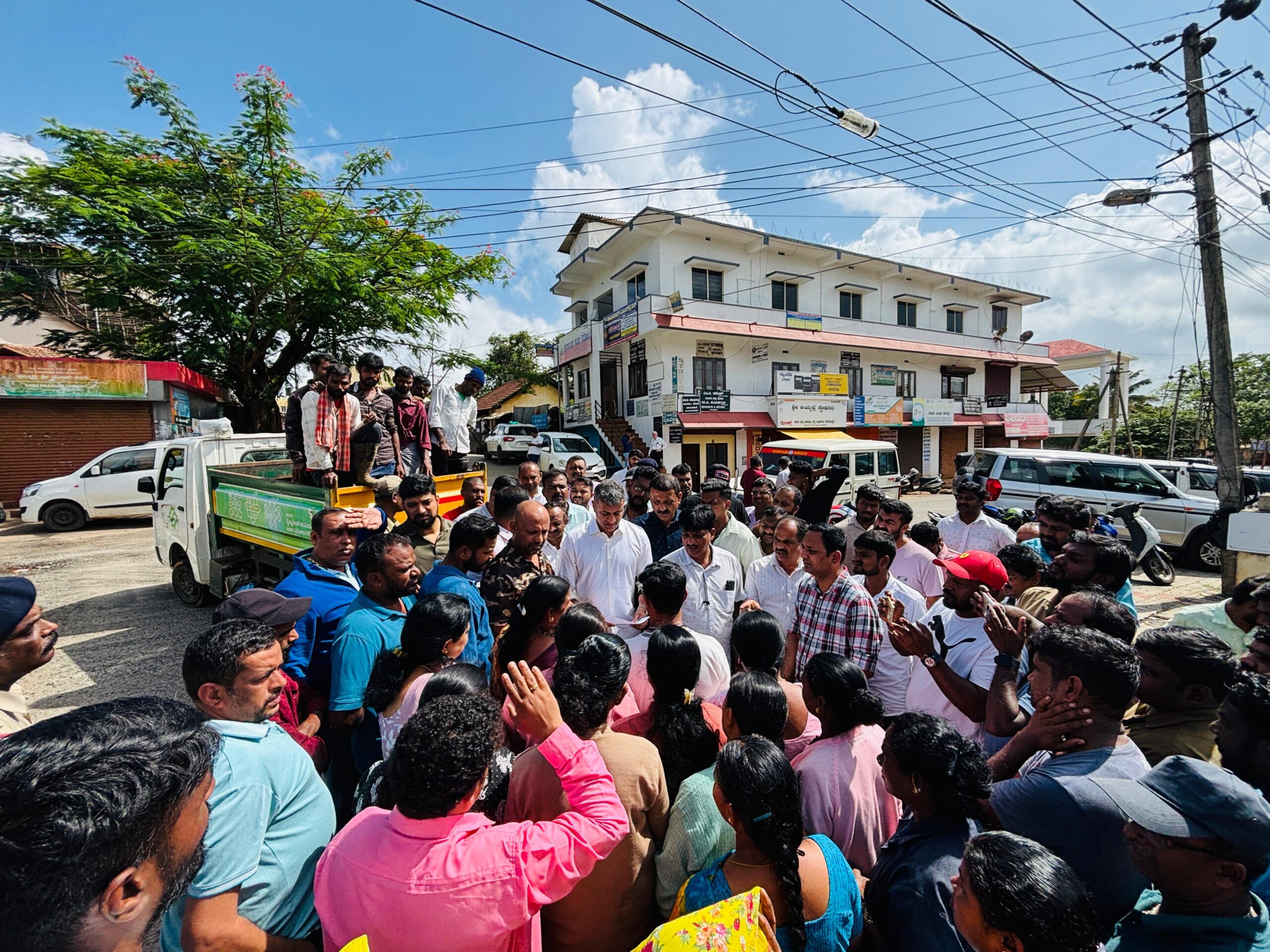 ಶಾಸಕ ಅಜ್ಜಿಕುಟ್ಟಿರ ಪೊನ್ನಣ್ಣರವರ ಮಧ್ಯಸ್ಥಿಕೆ: ಪ್ರತಿಭಟನೆಯನ್ನು ಅರ್ಧದಲ್ಲೇ ಕೈ ಬಿಟ್ಟ ವಿರಾಜಪೇಟೆ ಪುರಸಭೆ ನೌಕರರು…   