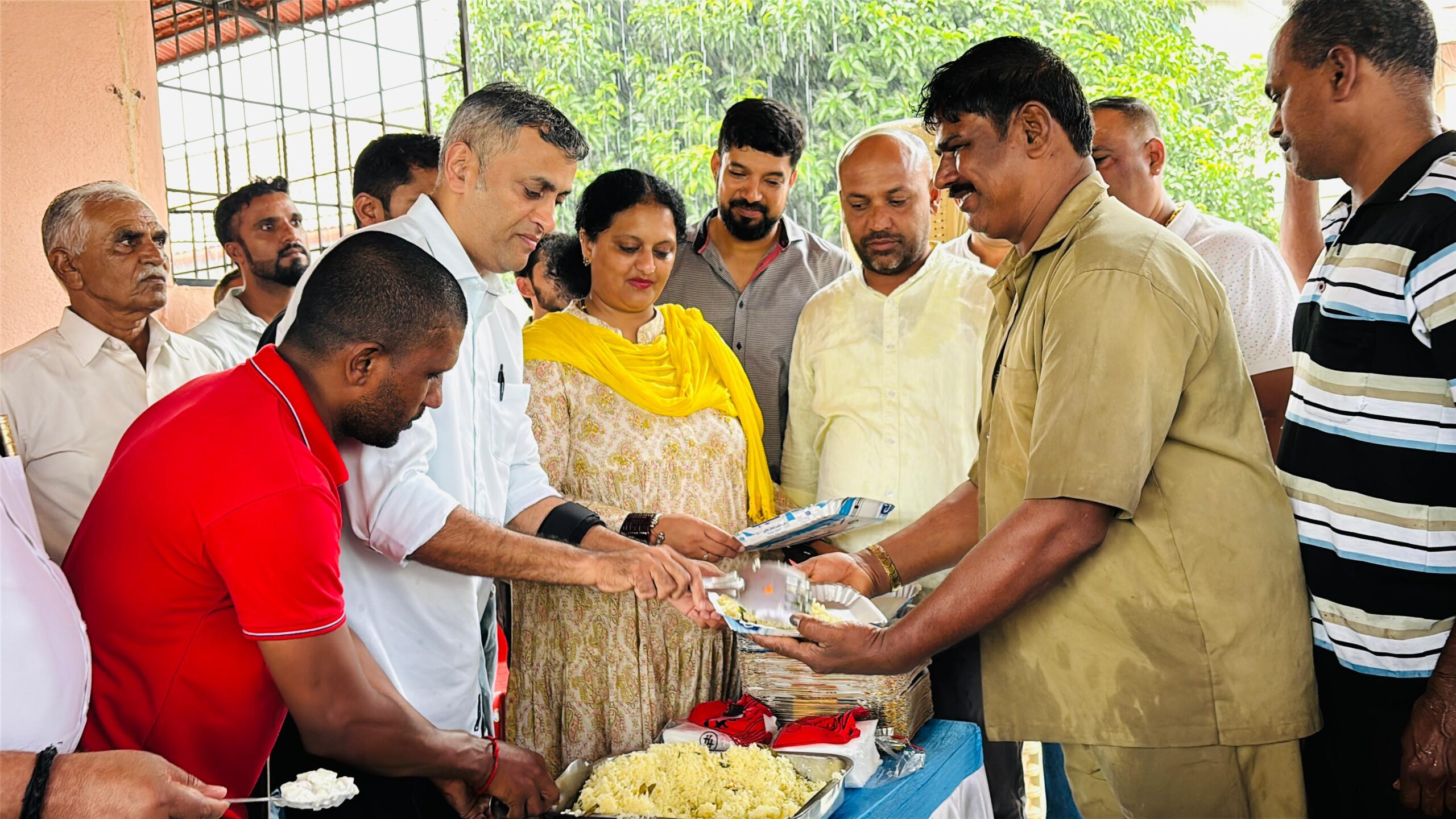 ವಿರಾಜಪೇಟೆ ಪೌರಕಾರ್ಮಿಕರಿಗೆ ಉಣಬಡಿಸಿದ ಶಾಸಕ, ಅಜ್ಜಿಕುಟ್ಟಿರ ಎಸ್ ಪೊನ್ನಣ್ಣ …