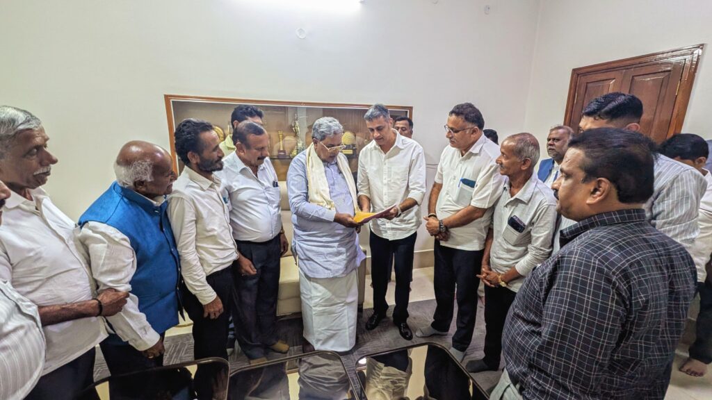 ಗೌಡ ಸಮುದಾಯಭವನಕ್ಕೆ ಮುಖ್ಯ ಮಂತ್ರಿಗೆ ಮನವಿ ಸಲ್ಲಿಸಿದ ಭಾಗಮಂಡಲ ಗೌಡ ಸಮಾಜ ಪ್ರಮುಖರು ಗೌಡ ಸಮುದಾಯಭವನಕ್ಕೆ ಮುಖ್ಯ ಮಂತ್ರಿಗೆ ಮನವಿ ಸಲ್ಲಿಸಿದ ಭಾಗಮಂಡಲ ಗೌಡ ಸಮಾಜ ಪ್ರಮುಖರು