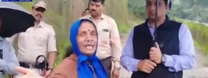 ಮನೆಗಾಗಿ ಡಿಸಿ ಕಾಲಿಗೆ ಬಿದ್ದ ವಿಧವೆ; ನಿರ್ಗತಿಕರ ಶಾಪ ಒಳ್ಳೆದಲ್ಲಾ…
