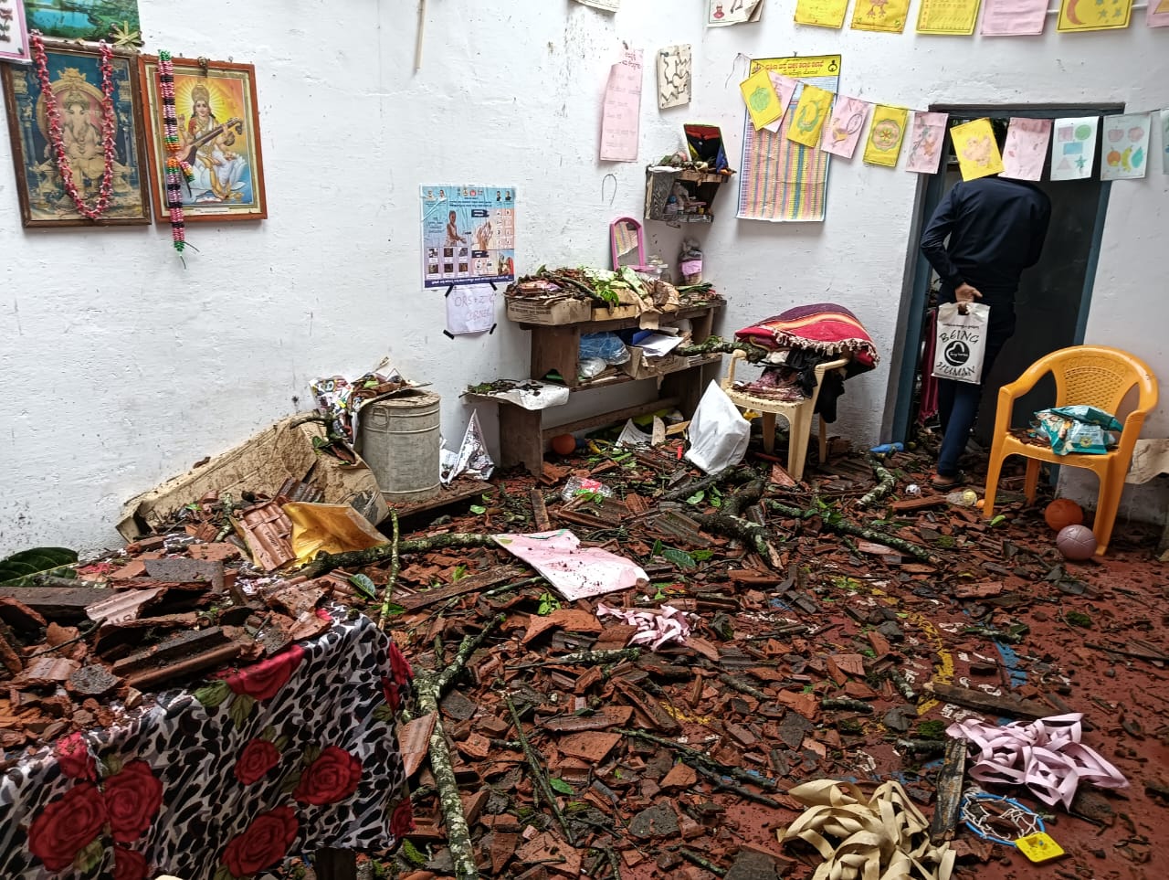 ಗರ್ವಾಲೆ ಅಂಗನವಾಡಿ ಮೇಲೆ ಬಿದ್ದ ಮರ, ಕ್ಷಣಗಳಲ್ಲಿ  ತಪ್ಪಿದ ಭಾರೀ ಅನಾಹುತ