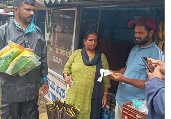 ಪ್ಲಾಸ್ಟಿಕ್ ಬ್ಯಾಗ್  ಬಳಸುತ್ತಿದ್ದ ಅಂಗಡಿ ಗಳ ಮೇಲೆ ಪುರಸಭೆ  ದಾಳಿ; ದಂಡ ಸಹಿತ ಪ್ಲಾಸ್ಟಿಕ್ ವಶಕ್ಕೆ