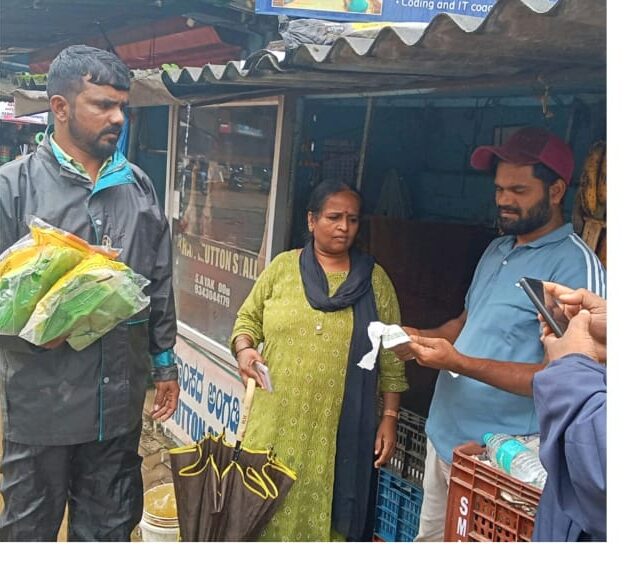 ಪ್ಲಾಸ್ಟಿಕ್ ಬ್ಯಾಗ್  ಬಳಸುತ್ತಿದ್ದ ಅಂಗಡಿ ಗಳ ಮೇಲೆ ಪುರಸಭೆ  ದಾಳಿ; ದಂಡ ಸಹಿತ ಪ್ಲಾಸ್ಟಿಕ್ ವಶಕ್ಕೆ